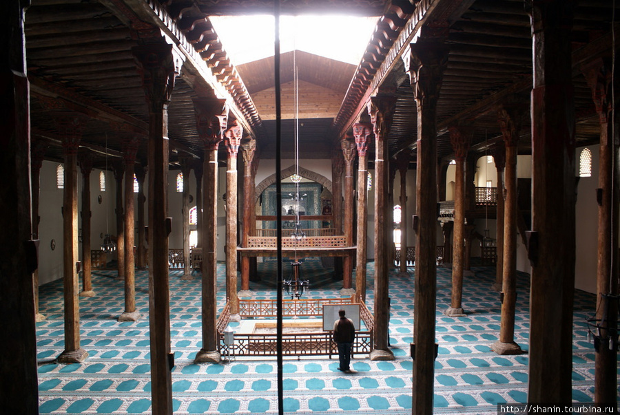 Внутри мечети Ешфероглу Средиземноморский регион, Турция