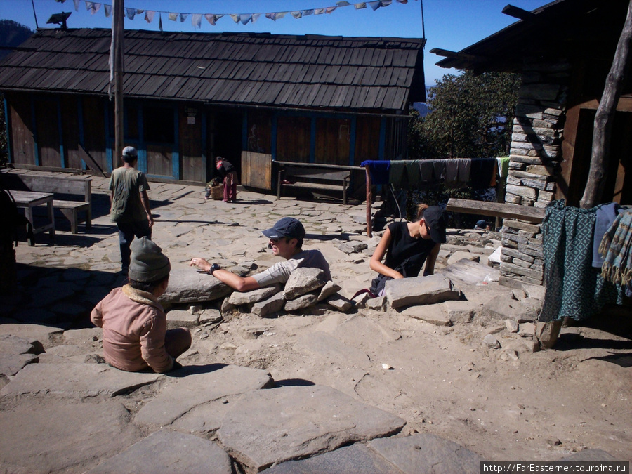 Мохан (вдали) и французы остановились на привал Мохан (вдали) и французы остановились на привал