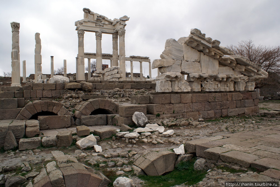 Руины храма Траяна в Пергаме Бергама (Пергам) античный город, Турция