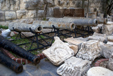 Пушки и античные обломки в замке в Бодруме