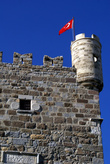 Флаг над итальянской бащней в замке крестоносцев в Бодруме
