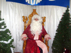 ...и даже посидеть на его троне, как это сделал мой друг Александр. Примерно в таком же костюме Деда Мороза он участвует в новогодних праздниках в Рыбинске
