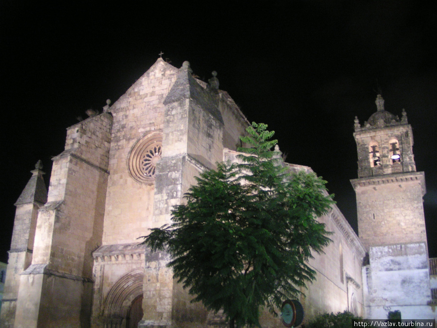 Здание церкви в подсветке Кордова, Испания
