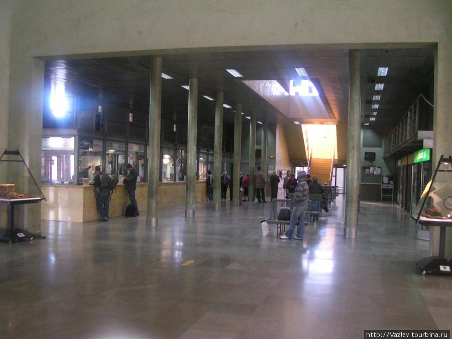 Автовокзал внутри. Камеры хранения впереди справа Кордова, Испания