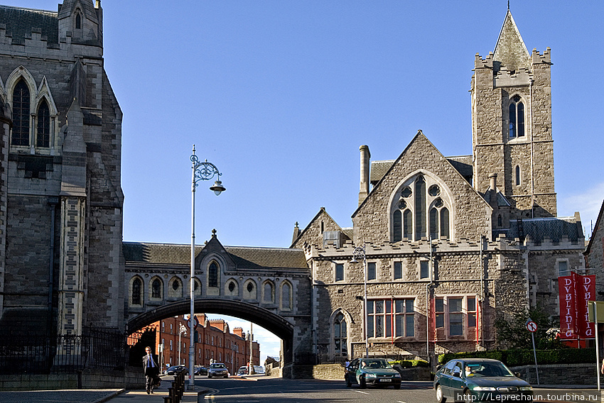 Вид на Собор Христа с набережной Дублин, Ирландия