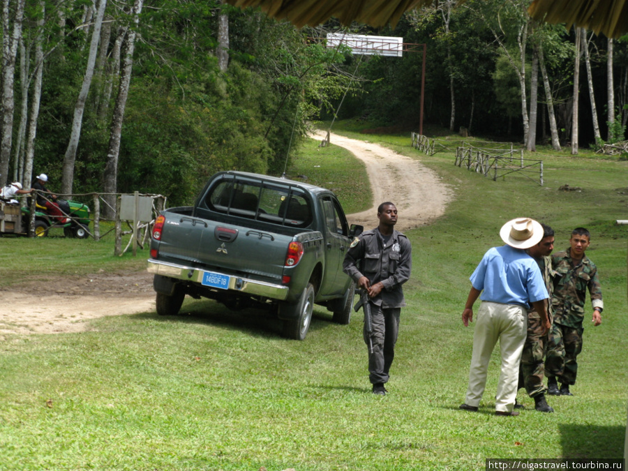 Военный конвой охраняет туристов от Гватемальских разбойников Белиз