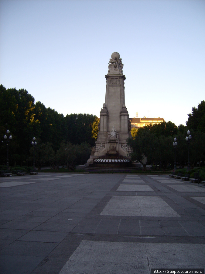Памятник Сервантесу и его героям на площади Испании Мадрид, Испания