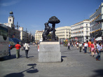 Puerta del Sol . Cимвол Мадрида-Медведь у Земляничного дерева