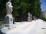 Аллея в парке у площади де Ориенте