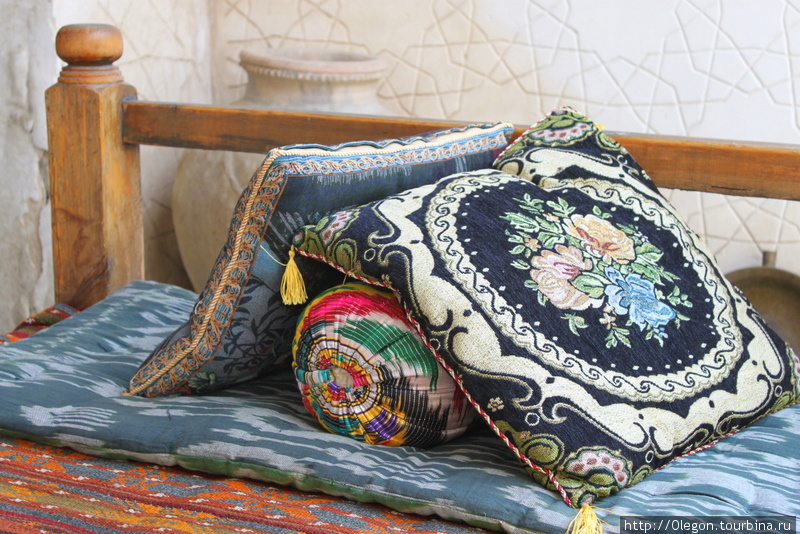 Айваны для отдыха, подушки и курпачи Бухара, Узбекистан
