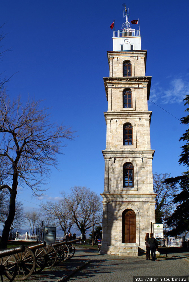 Башня с часами в парке в районе Хисар Бурса, Турция
