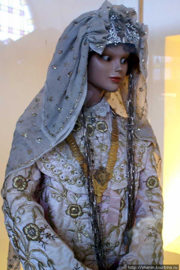Девушка в народной одежде в музее Бурса, Турция