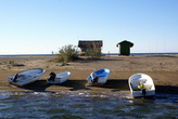 Лодки на пляже Изтузу