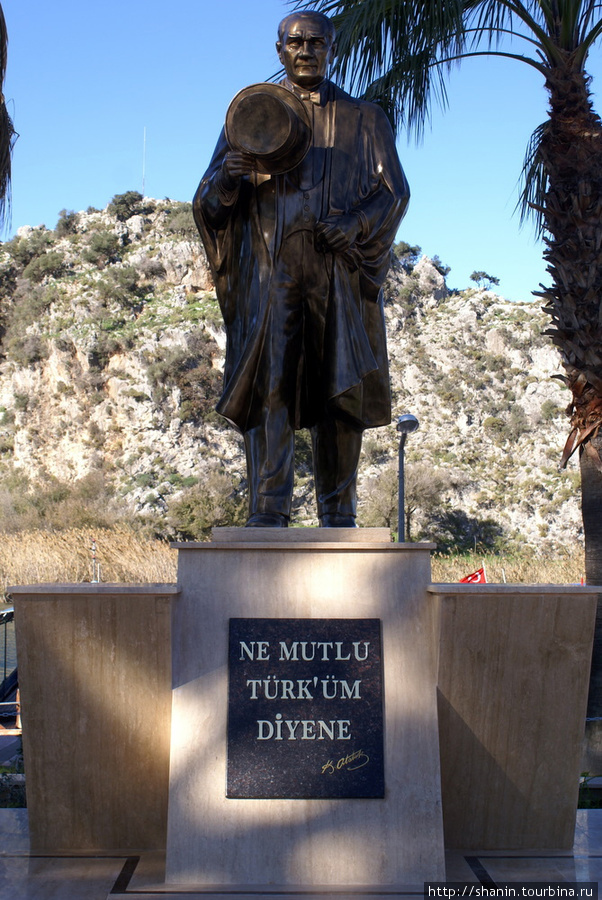 Ататюрк на набережной в Дальяне Дальян, Турция