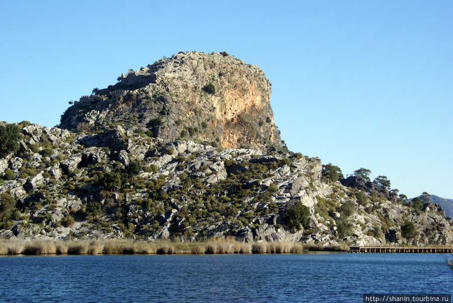 Акрополь Кауноса находится на скале над рекой Дальян Дальян, Турция