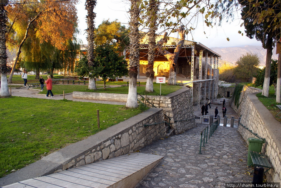 Вход в храм Святого Николая Демре, Турция