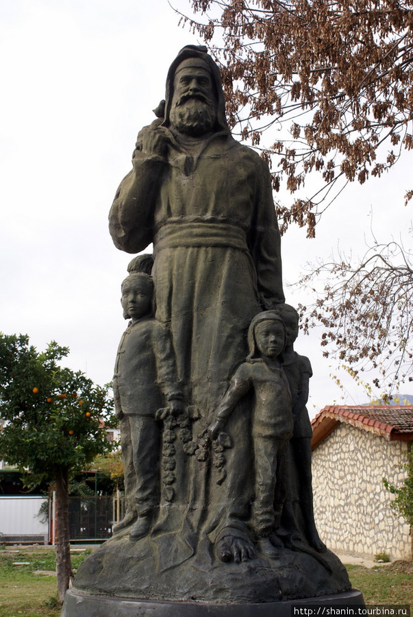 Памятник Святому Николаю — как прообразу рождественского Санта-Клауса Демре, Турция