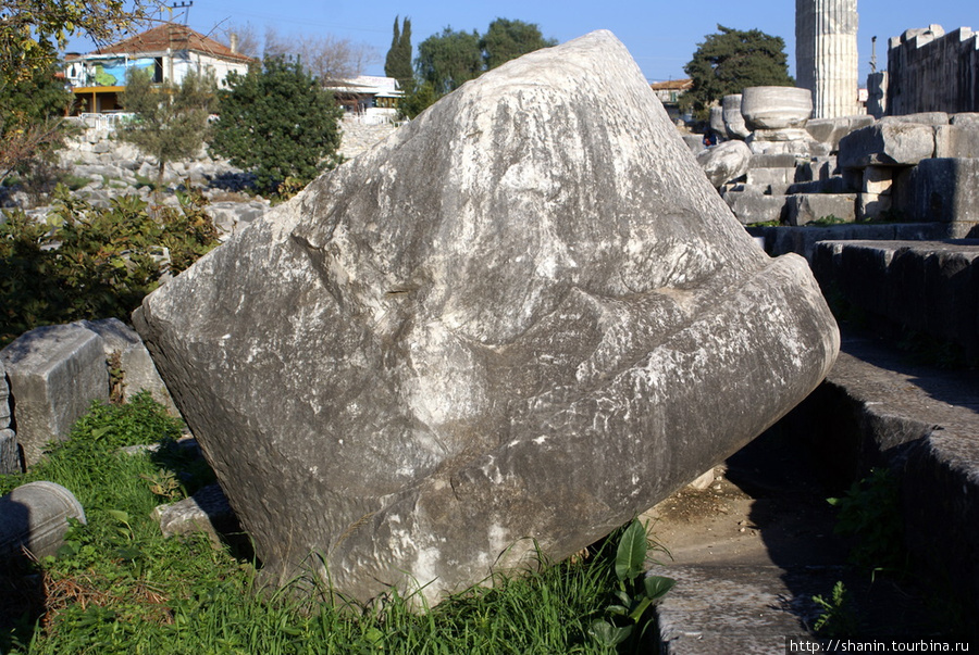 Гигансткий камень на руинах храма Аполлона в Дидиме Дидим, Турция