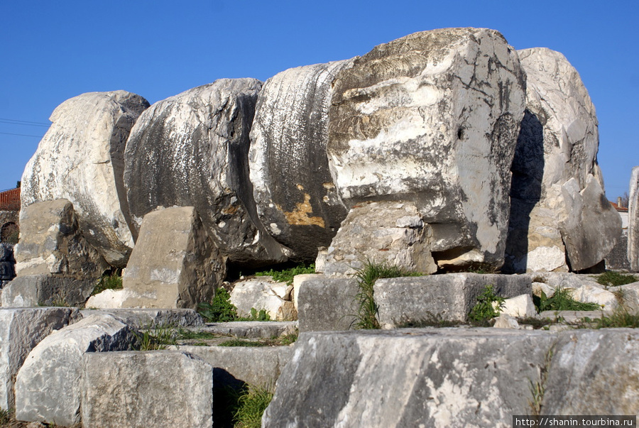 Руины храма Аполлона в Дидиме Дидим, Турция