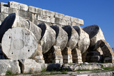 Обломки на руинах храма Аполлона в Дидиме