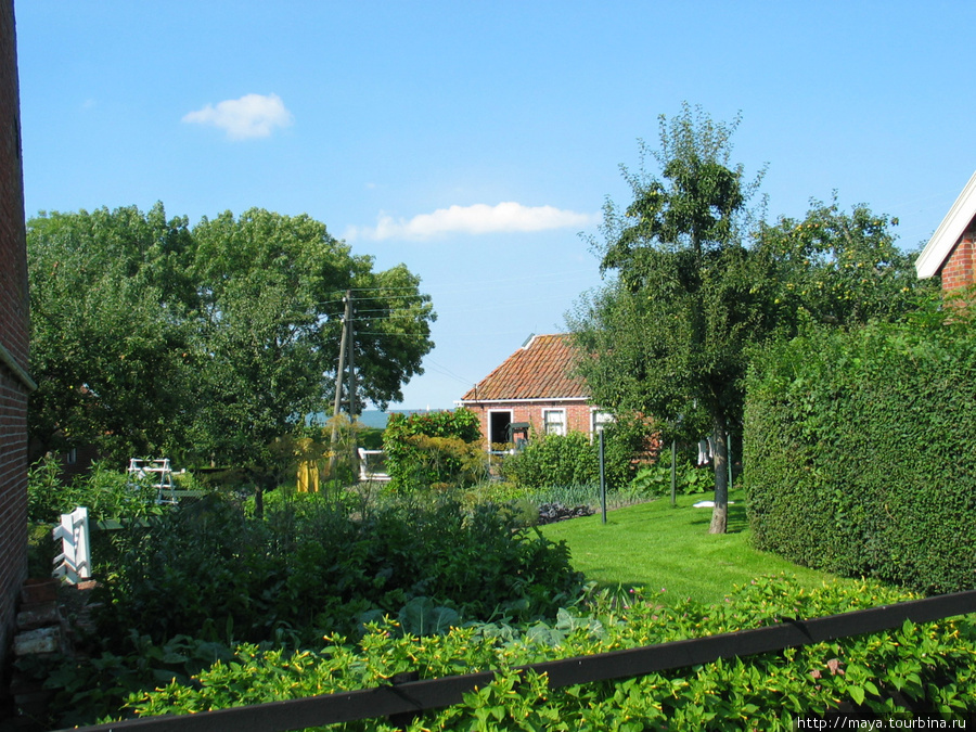 с виду обычная деревня.  В этих домах живут: огород, электричество. Энкхейзен, Нидерланды
