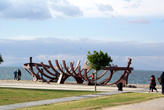 Памятник на берегу моря в Измире