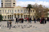 Голуби на площади Конак перед старым зданием Муниципалитета в Измире