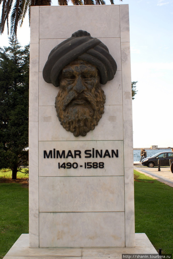 Памятник Мимару Синану на набережной Измира Измир, Турция