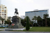 Памятник Ататюрку перед отелем