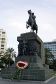 Памятник Ататюрку на коне в Измире