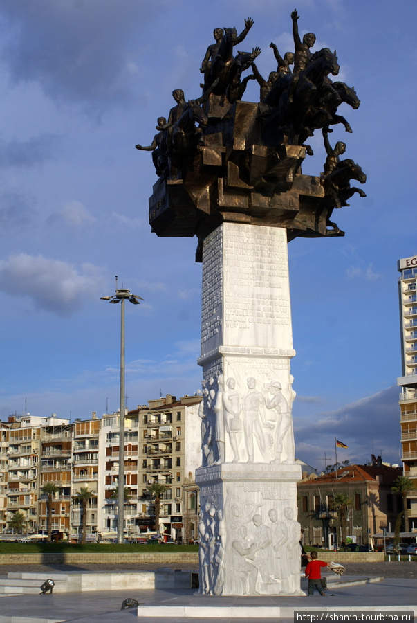Памятник на набережной в Измире Измир, Турция