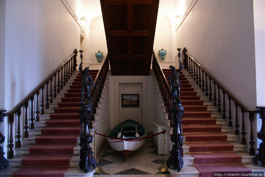 Парадная лестница в Музее Ататюрка в Измире Измир, Турция