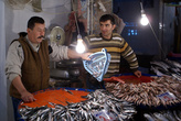 Продавцы рыбой на рынке в Измире