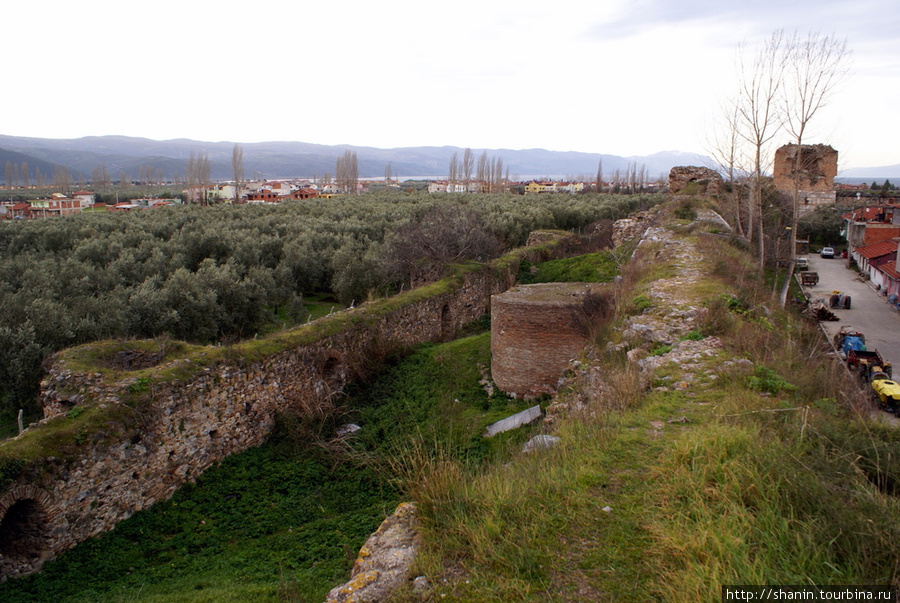 Крепостная стена заросла травой Изник, Турция