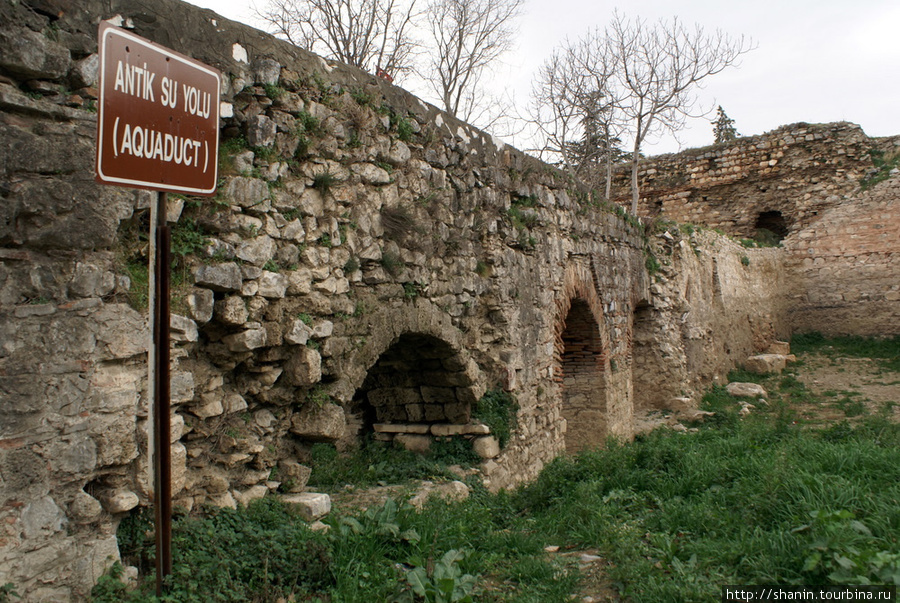 Акведук у ворот Лефке в Изнике Изник, Турция
