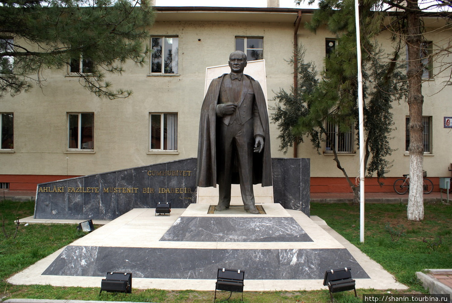 Памятник Ататюрку на улице Ататюрка в Изнике Изник, Турция