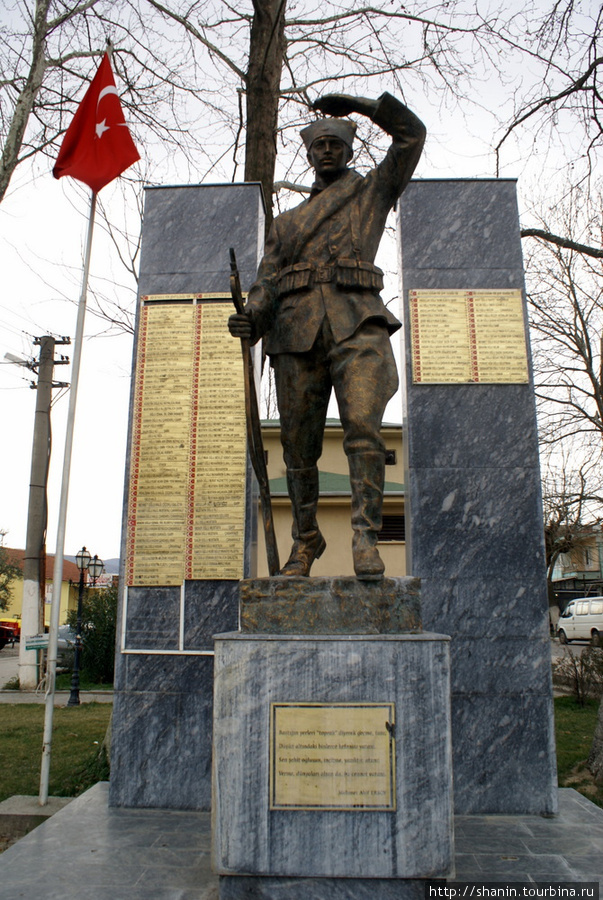 Памятник героям войны в Изнике Изник, Турция