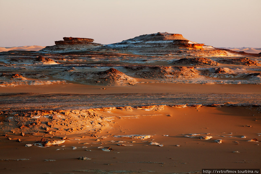 Небольшие каменные горы разнообразят ландшафт Оазис Сива, Египет