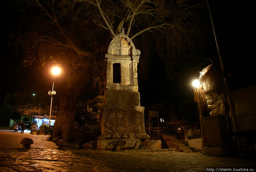 Львиная гробница ночью Каш, Турция