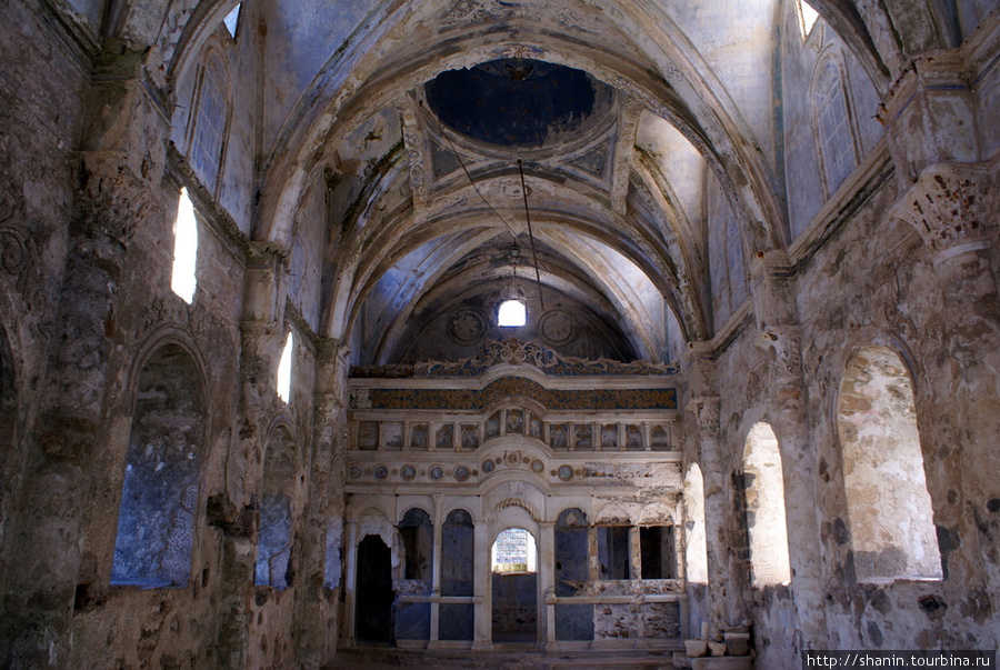 В заброшенной церкви Каякёй, Турция