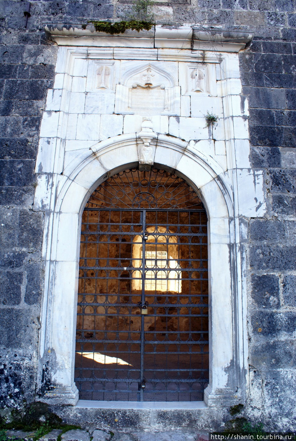 Вход в церковь Каякёй, Турция