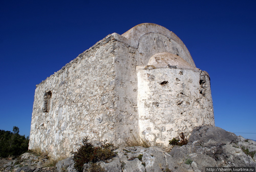 Маленькая церковь на вершине холма над деревней Каякёй Каякёй, Турция