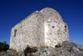 Маленькая церковь на вершине холма над деревней Каякёй