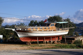 Старый катер на окраине Учагыза