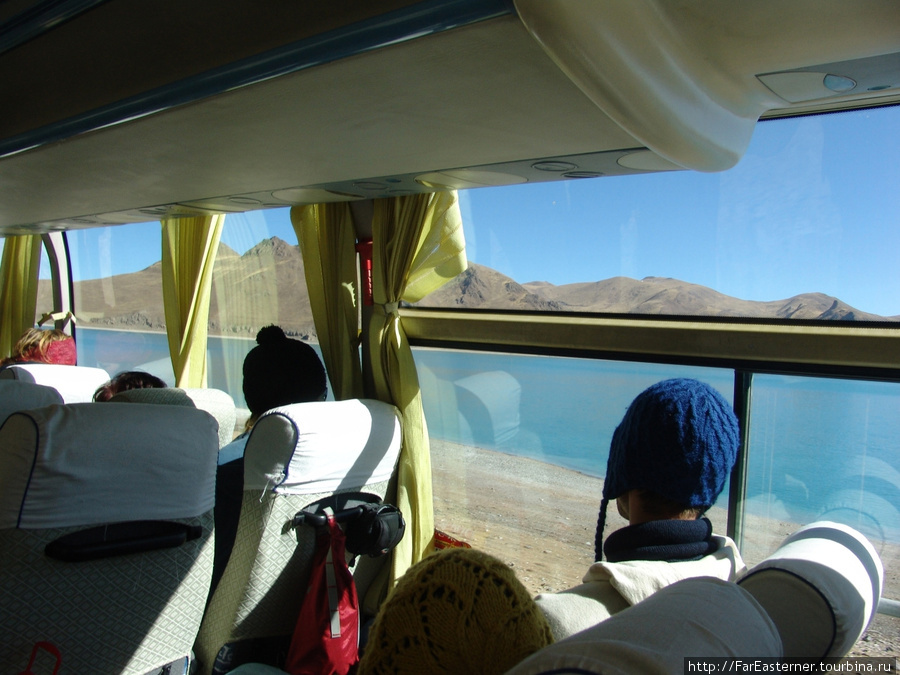 Из автобуса видны реки Тибета Озеро Ямдрок, Китай