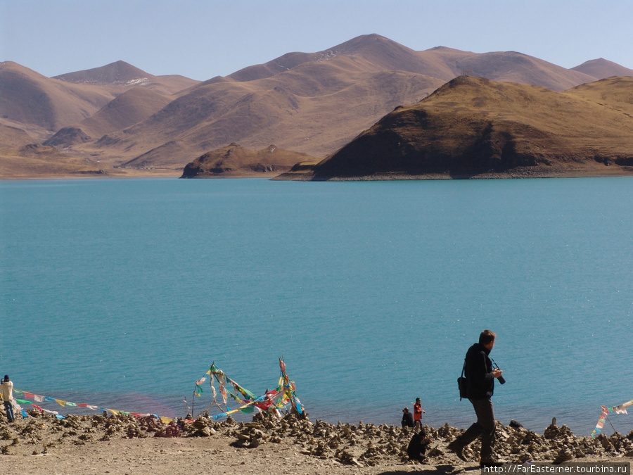 Испанец из Барселоны шагает в поисках выгодной позиции Озеро Ямдрок, Китай