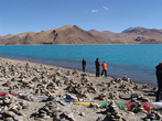 На берегу тибетцы сооружают маленькие горки камней. Это их дань местным духам