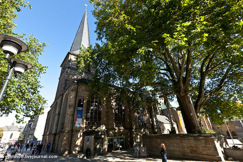 На площади Burgplatz находится церковь Мюнстер (Muenster), построенная в 850 году. Эссен, Германия