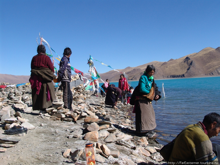 Тибетцы поклоняются озеру Ямдрок Цо Озеро Ямдрок, Китай