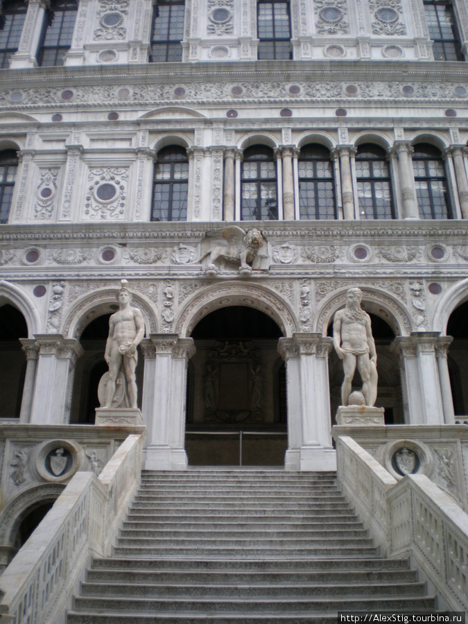 Вход во дворец дожей Венеция, Италия